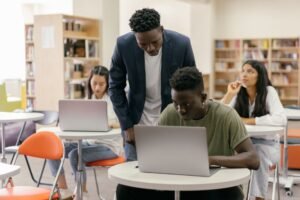 Jóvenes colombianos fortalecen competencias STEAM y oportunidades de empleo tras gira educativa en la NASA