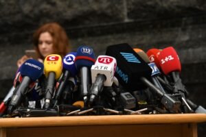 Primer encuentro del empalme entre equipos de Petro y De la Espriella registra roces por alertas fiscales y sociales