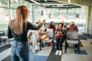 UCompensar destinó más de $80 millones en becas para 257 personas cesantes en 2025