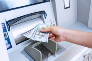 Participación laboral femenina en Colombia lleva 25 años estancada, revelan datos del Banco de la República
