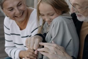 ¿Siente que un familiar ya no escucha como antes? guía rápida para descubrirlo en el Mes del Adulto Mayor