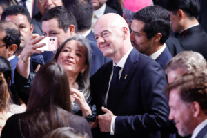 ALEJANDRO DOMÍNGUEZ RESPALDA A INFANTINO EN CALI: «ES EL LÍDER DE LA TRANSFORMACIÓN DEL FÚTBOL»
