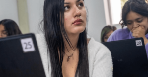 Bogotá impulsa estudios y empleo con feria para mujeres